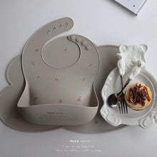 Load image into Gallery viewer, Silicone Bib-Vintage Bear
